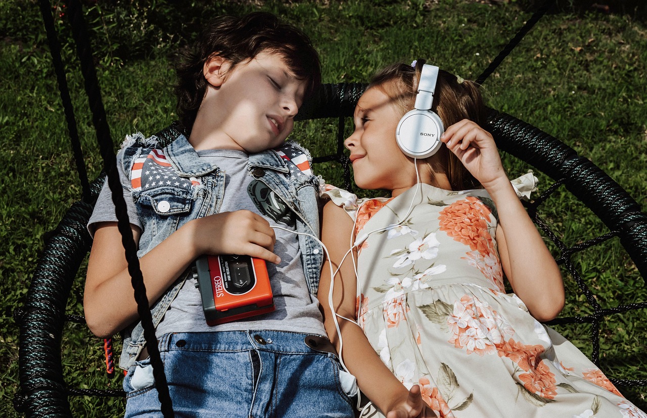 listening to music, headphones, kids, together, love, audio, sound, listen, radio, listening, girl, boy, player, beautiful, cute, entertainment, romantic